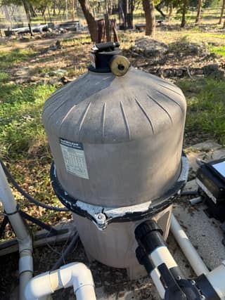 Hayward SwimClear cartridge filter tank with its label and pressure gauge before cleaning