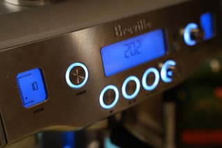 Close view of the grind dial set to 10