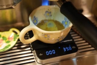 A double shot of espresso on the scale reading 39.8 grams