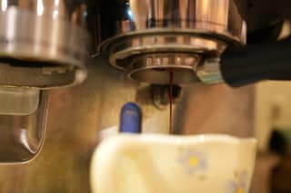 Espresso streaming from a bottomless portafilter