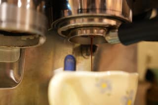 Espresso streaming from the bottomless portafilter
