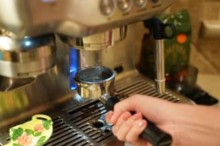 Flushing the group head into an empty portafilter