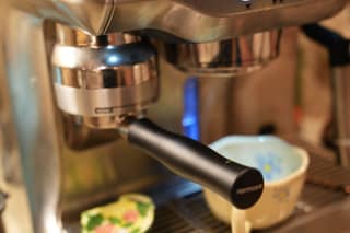 Low angle of the portafilter in the grinder cradle