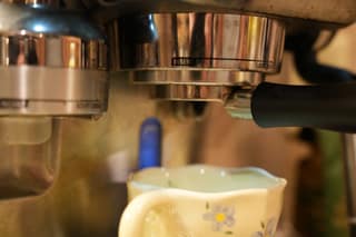 The lock-tight marking on the group head with the portafilter locked in