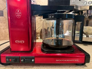 Close view of the Moccamaster glass carafe resting on its hotplate