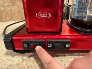 Pressing the Moccamaster KBGV power rocker beside the half- and full-carafe selector